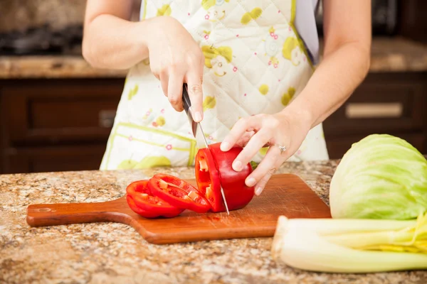 Woman chopping some pepper — Stock fotografie