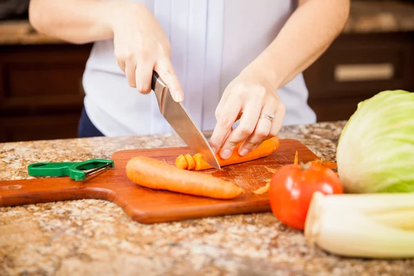 Mujer cortar algunas zanahorias —  Fotos de Stock