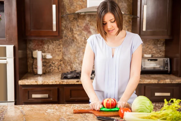 bir elma Dilimleme kullanarak esmer