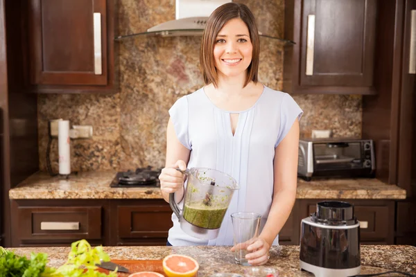 Brunetta facendo qualche succo sano — Foto Stock