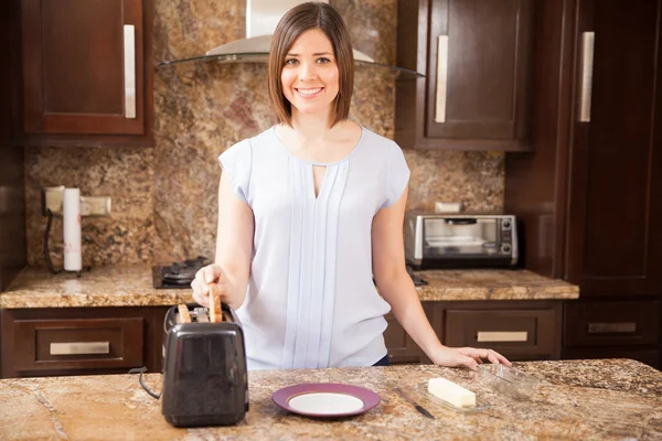 빵을 토스트 하는 여자 — 스톡 사진