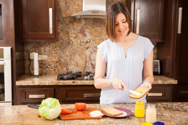 hardal koyarak kadın