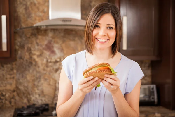 Femme mangeant un sandwich — Photo