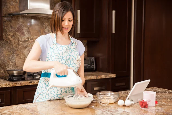 Mujer haciendo un pastel — Foto de Stock