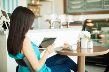 kadın bir kafede dinlendirici