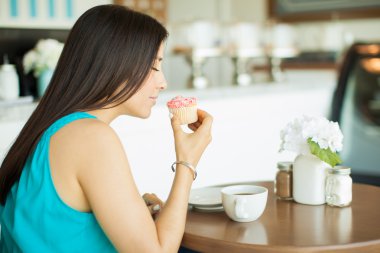 çörek kokulu esmer