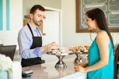 biraz kurabiye ambalaj çalışan