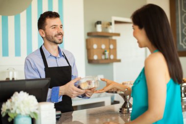 adam bir kutu hamur işleri ile teslim