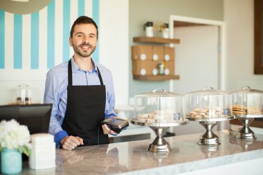 bir banka terminal tutan adam