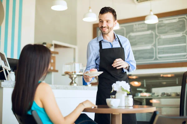 Kellner serviert Kaffee — Stockfoto