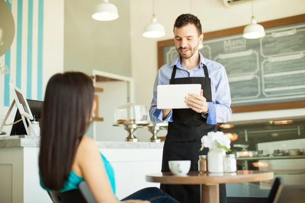 Cameriere prendere l'ordine di un cliente — Foto Stock