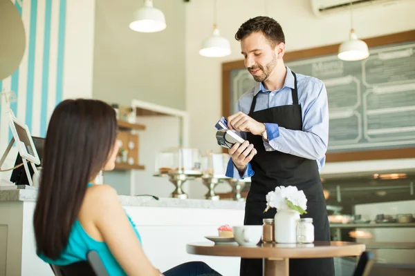 Garçom furto cartão de crédito de um cliente — Fotografia de Stock