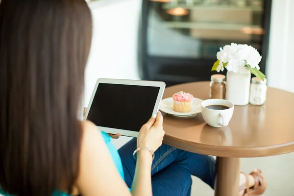 Morena usando um computador tablet — Fotografia de Stock