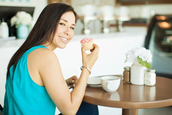 Donna che si gode una tazza di caffè — Foto Stock