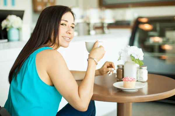 ブルネットのコーヒーのカップを持って — ストック写真