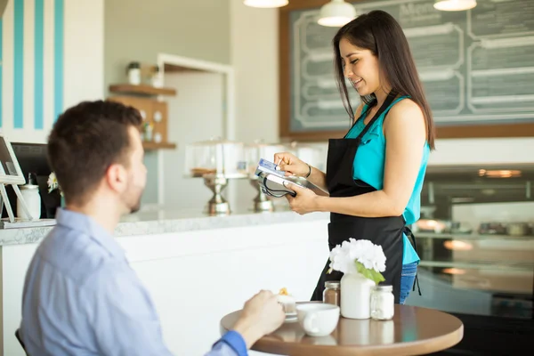 Kellnerin wischt mit Kreditkarte — Stockfoto