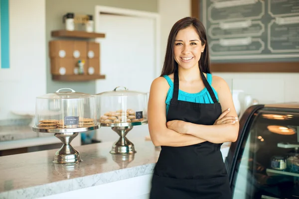 Propietaria de pie frente a su pastelería — Foto de Stock