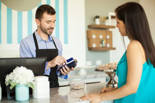 Werknemer het jatten van een credit card — Stockfoto