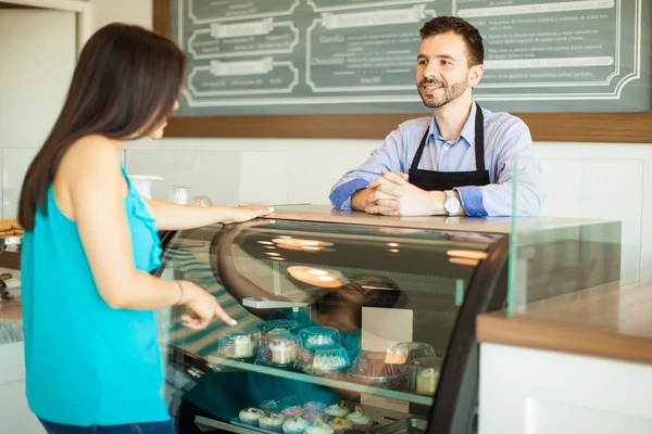 Uomo che vende qualche cupcake — Foto Stock