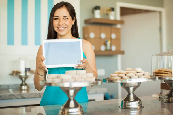 Morena latina sosteniendo una tableta — Foto de Stock