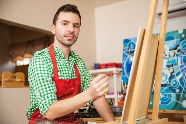 Junge Künstlerin arbeitet an einem Kunstprojekt — Stockfoto