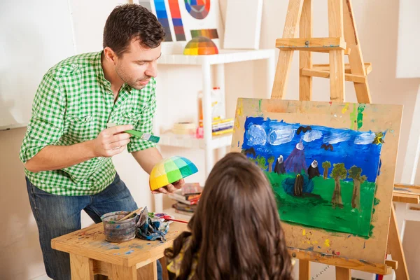 Teacher talking about colors — Stock Photo, Image