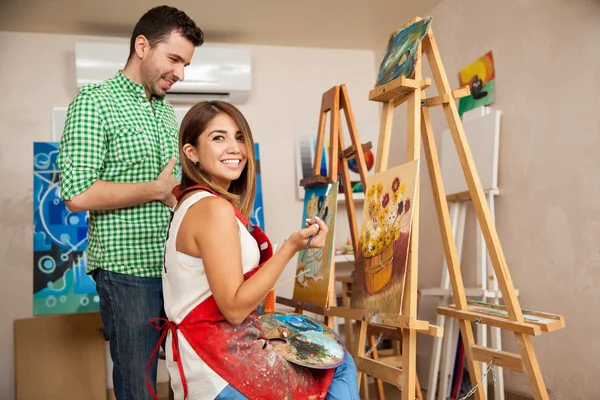 Brunette werken op een schilderij — Stockfoto