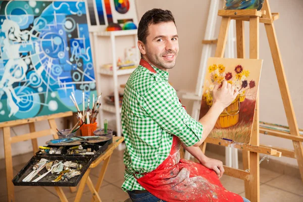 Man aan het werk op een schilderij — Stockfoto
