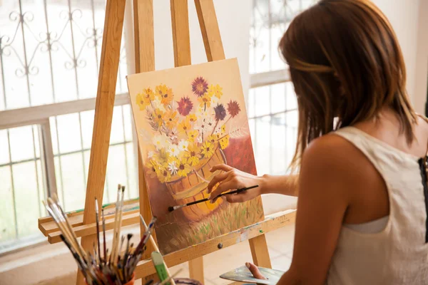 Artist giving the finishing touches — Stock Photo, Image