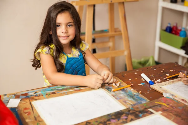 Ittle fille avec un dessin de tablier — Photo