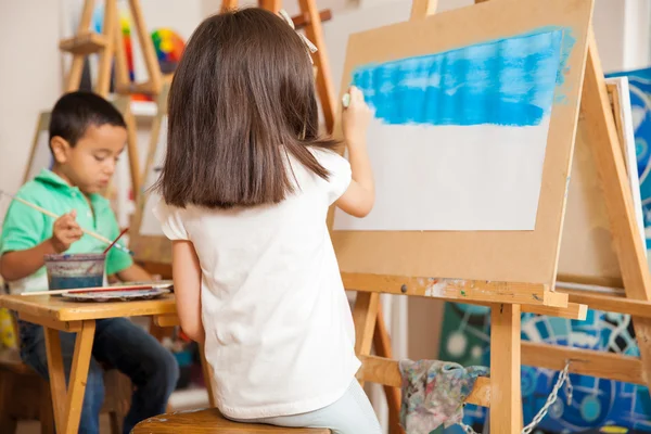 Menina pintando o céu — Fotografia de Stock