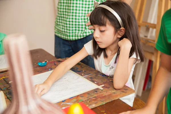 Girl drawing with a pencil — Stock Photo, Image