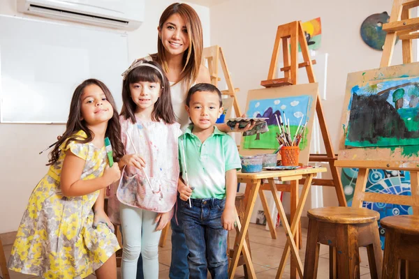 Profesor de pie con los estudiantes — Foto de Stock