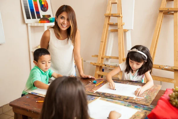 Teacher and her students drawing — Stock Photo, Image