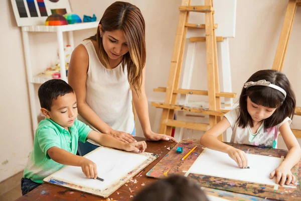 Teacher helping her students — Stock Photo, Image