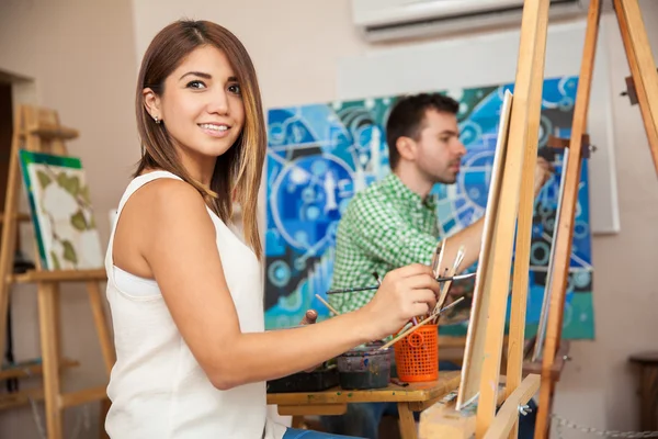 Vrouw die werkt op een schilderij — Stockfoto