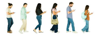 Her biri mobil cihazlarına dalmış, teknoloji bağımlılığını ve sosyal medyayı ön plana çıkaran çok ırklı bir grup insan kuyrukta yürüyor.