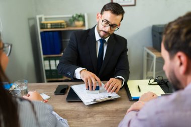 Göçmenlik danışmanlığı sırasında başvuru formunu damgalamak, onay veya resmi işlem anlamına gelir