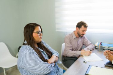 Boşanma evraklarını bir avukatın ofisinde imzalayan, evliliklerini bitiren ve zor bir ilişki yaşayan bir kadın ve erkek.