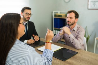 Çiftin bir avukatla boşanma, evliliğin feshi ve yasal anlaşmalar hakkında ciddi tartışmaları var.