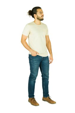 Beyaz arka planda bir stüdyoda sakallı ve sakallı bir adam sıradan giyinmiş ve gülümsüyor.