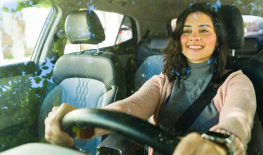 Mutlu kadın araba kullanıyor, güvenli bir şekilde gidip geliyor ya da seyahat ediyor. Gülümsüyor. Emniyet kemeriyle yolculuğun tadını çıkarıyor.