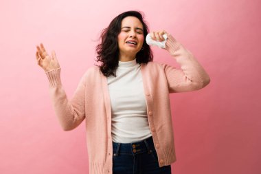Ağlayan ve ağlayan bir kadın, üzüntü ve kalp kırıklığını ifade eden bir kadın. Yüzüne buruşmuş bir mendil tutuyor, üzgün hissediyor.