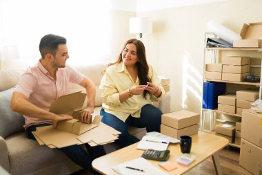 Evden çalışan İspanyol bir çift, küçük bir işletme için ambalaj ürünleri, ek iş olarak e-ticaret siparişleri nakliye