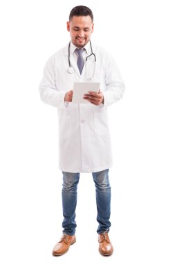 Doktor bir tablet bilgisayar kullanarak laboratuvar önlüğü
