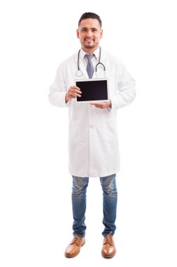 Doktor bir tablet ekran gösterilen