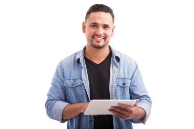 Tablet bilgisayar kullanan bir adam