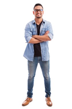 gözlük takan ve kayıtsızca giyinmiş bir adam