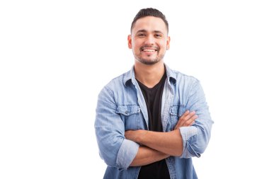 kollarını çapraz gülümseyen adam