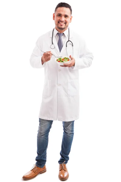 Διατροφολόγος τρώει μια υγιεινή σαλάτα — Φωτογραφία Αρχείου